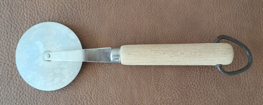 lot de 2 roulette &agrave; p&acirc;tes pizza en inox et manche en bois 
Cuisine