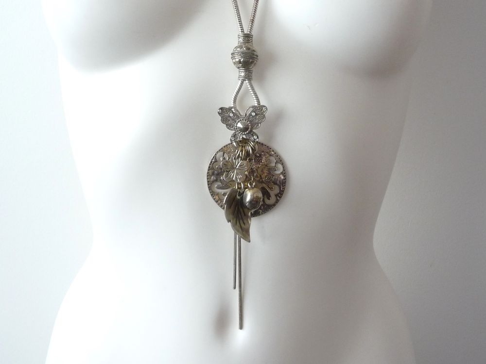 Collier/ Sautoir en M&eacute;tal Argent&eacute; Vieilli avec ses Breloques Bijoux et montres