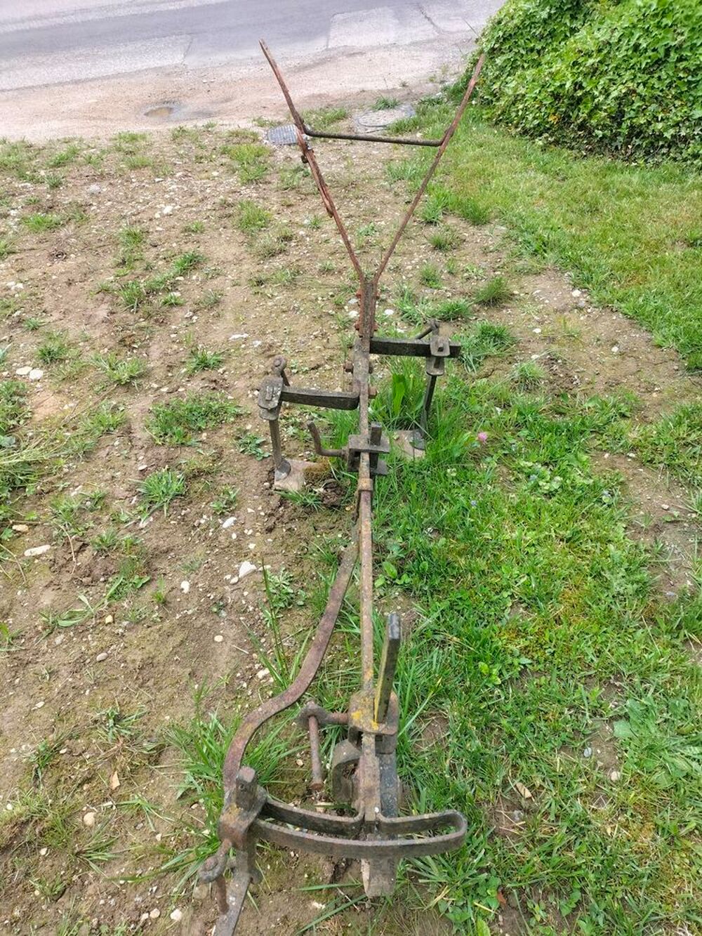 Ancienne charrue en m&eacute;tal 
Pour d&eacute;co ext&eacute;rieure / Vintage 