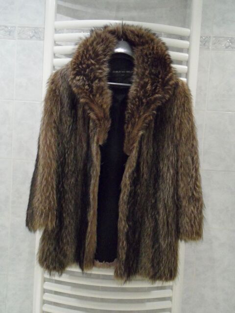 VESTE EN FOURURE EN BON ETAT TAILLE 42  ( MARMOTE ) 55 Givors (69)