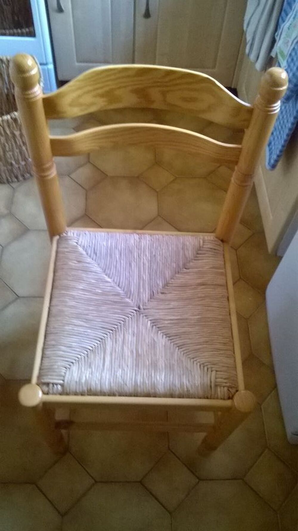 2 CHAISES CUISINE STRUTURE BOIS AVEC ASSISE PAILLEE Meubles