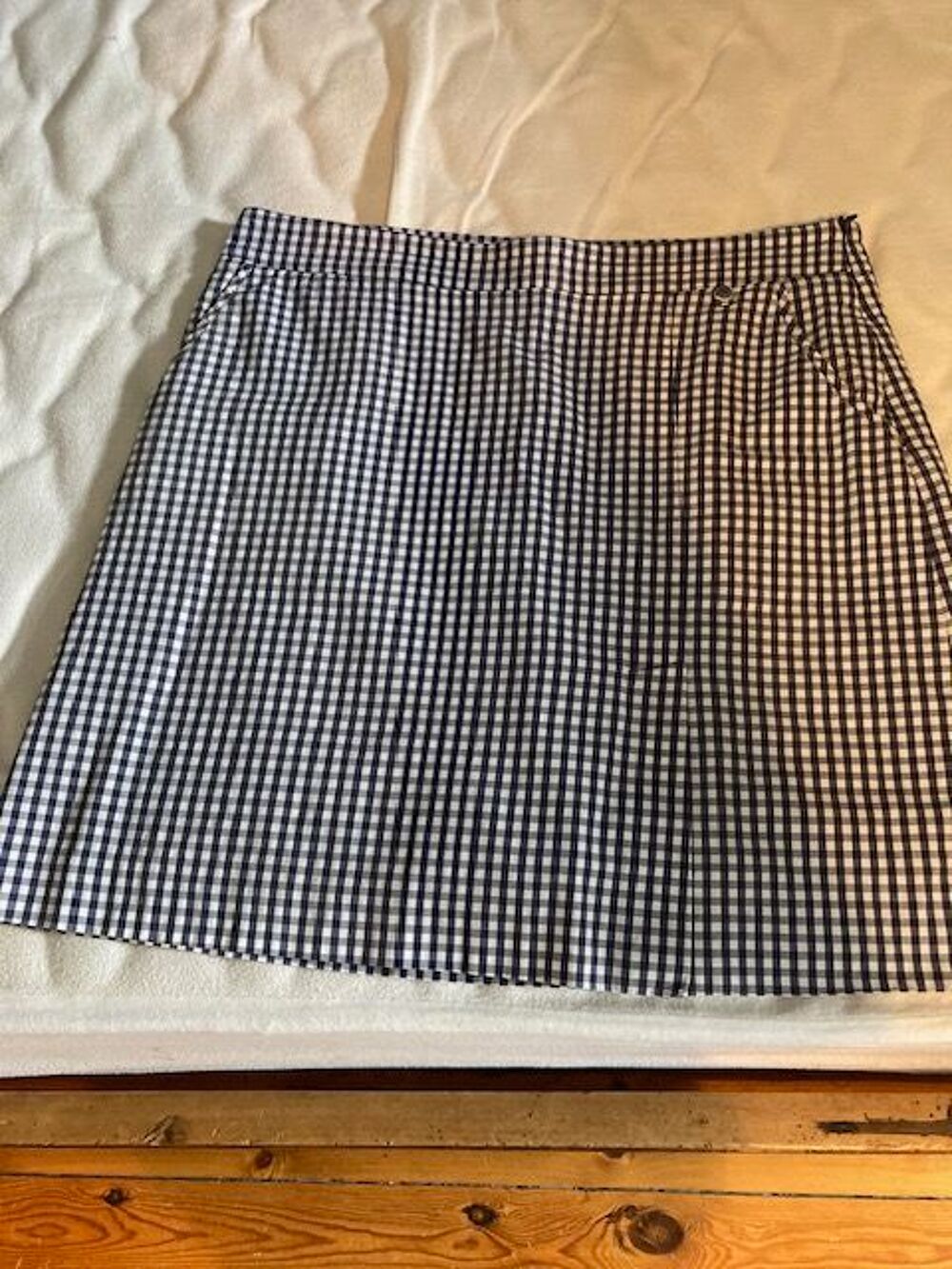 jupe de golf &agrave; carreaux bleu marine et blanc. Vêtements