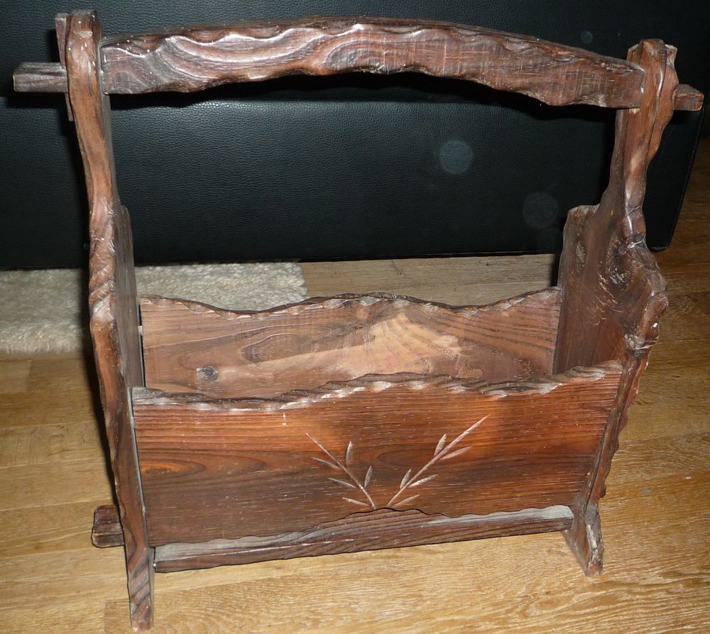 Porte revue en bois massif avec motifs sculptes Décoration