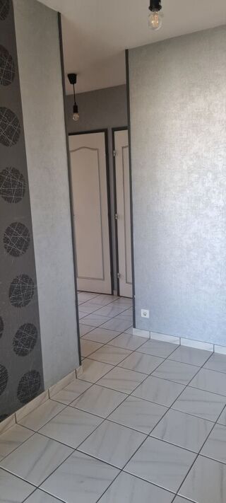  Appartement à louer 4 pièces 79 m²
