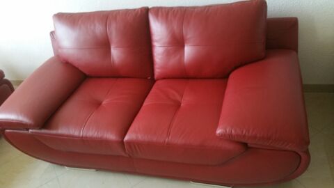 Canap� en cuir rouge trois places 300 Dieulouard (54)