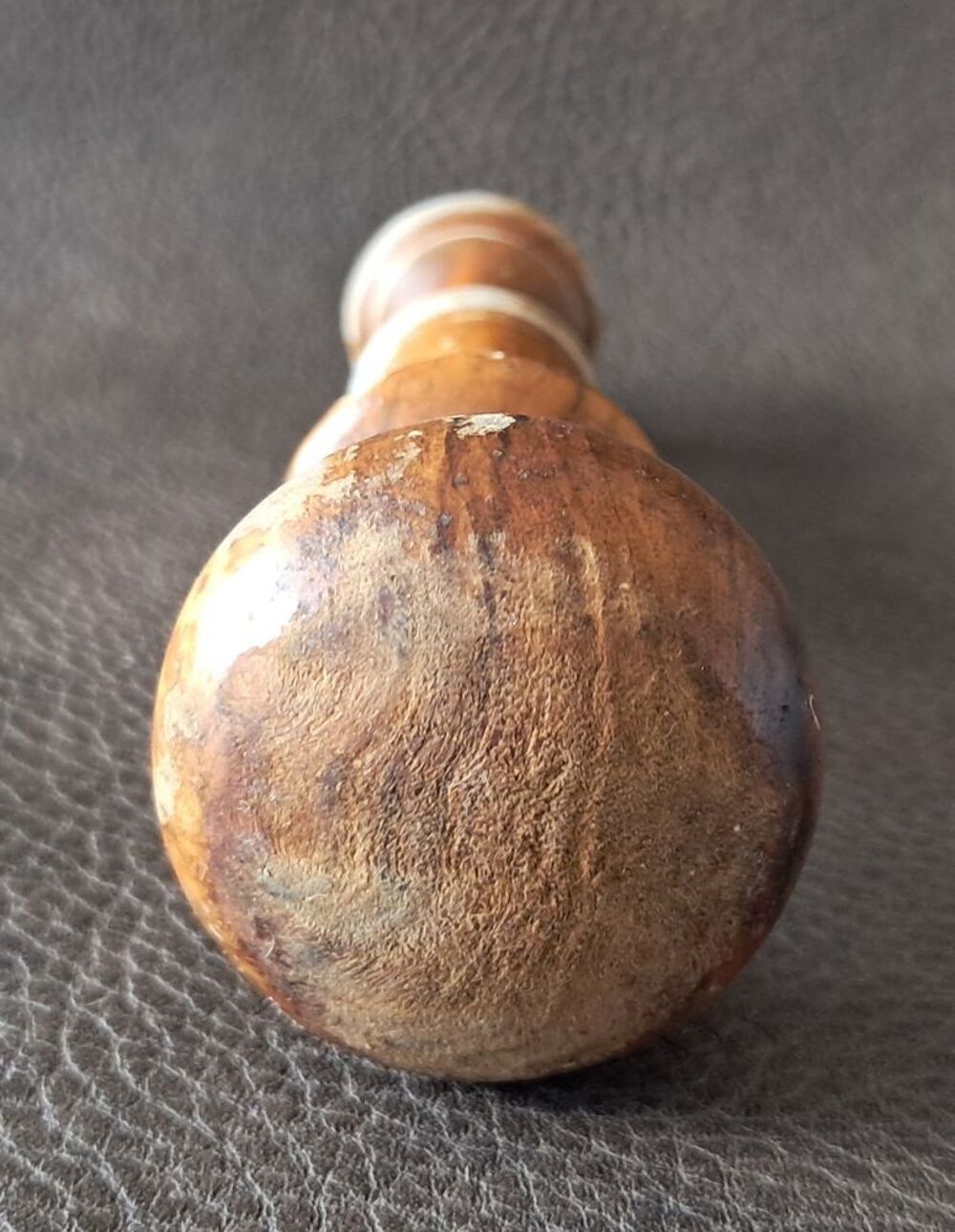 creuset et pilon en bois tourn&eacute; ancien vintage Décoration
