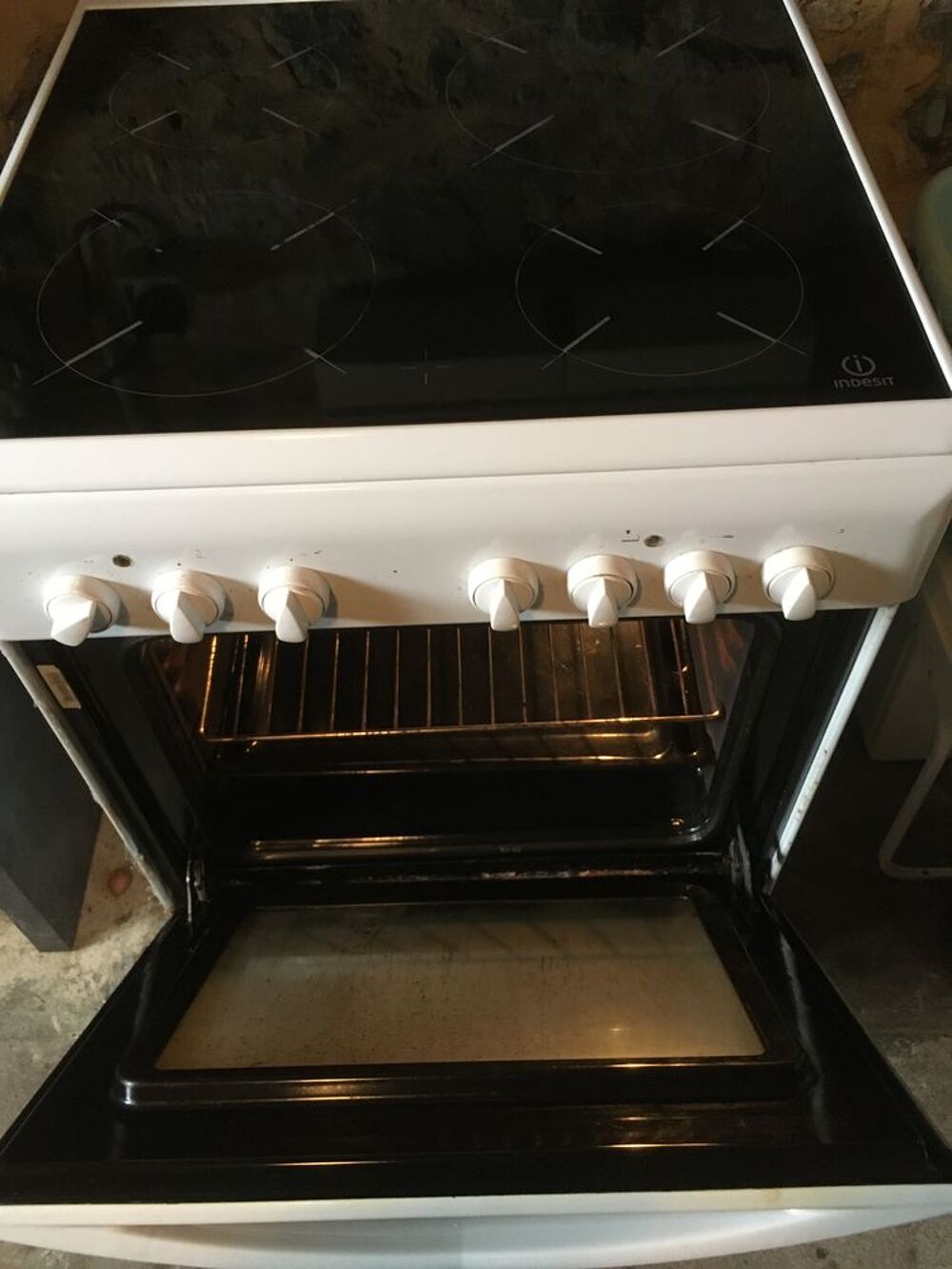 CUISINIERE PLAQUE VITRO CERAMIQUE ET FOUR INDESIT Electroménager