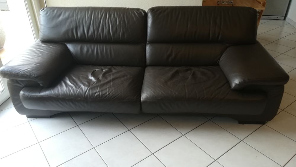 canap&eacute; en cuir 3 places et son pouf Meubles