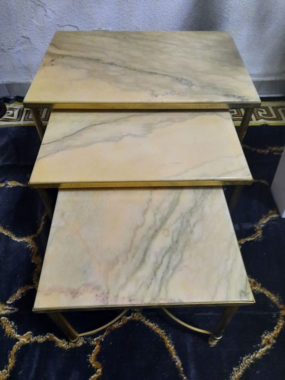 Sublime table gigogne en laiton et en marbre Meubles