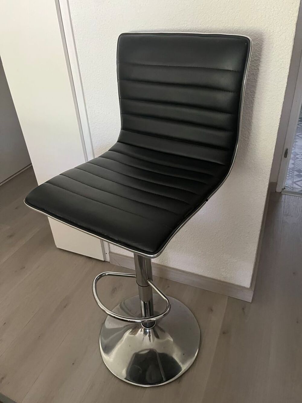 1 chaise de bar similicuir noire Meubles