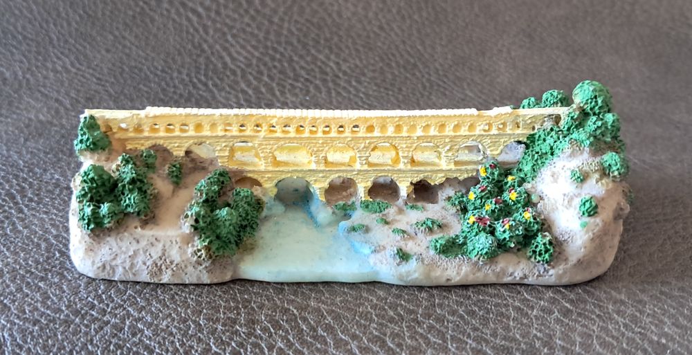 reproduction d&eacute;taill&eacute;e et peinte en r&eacute;sine du pont du Gard 
