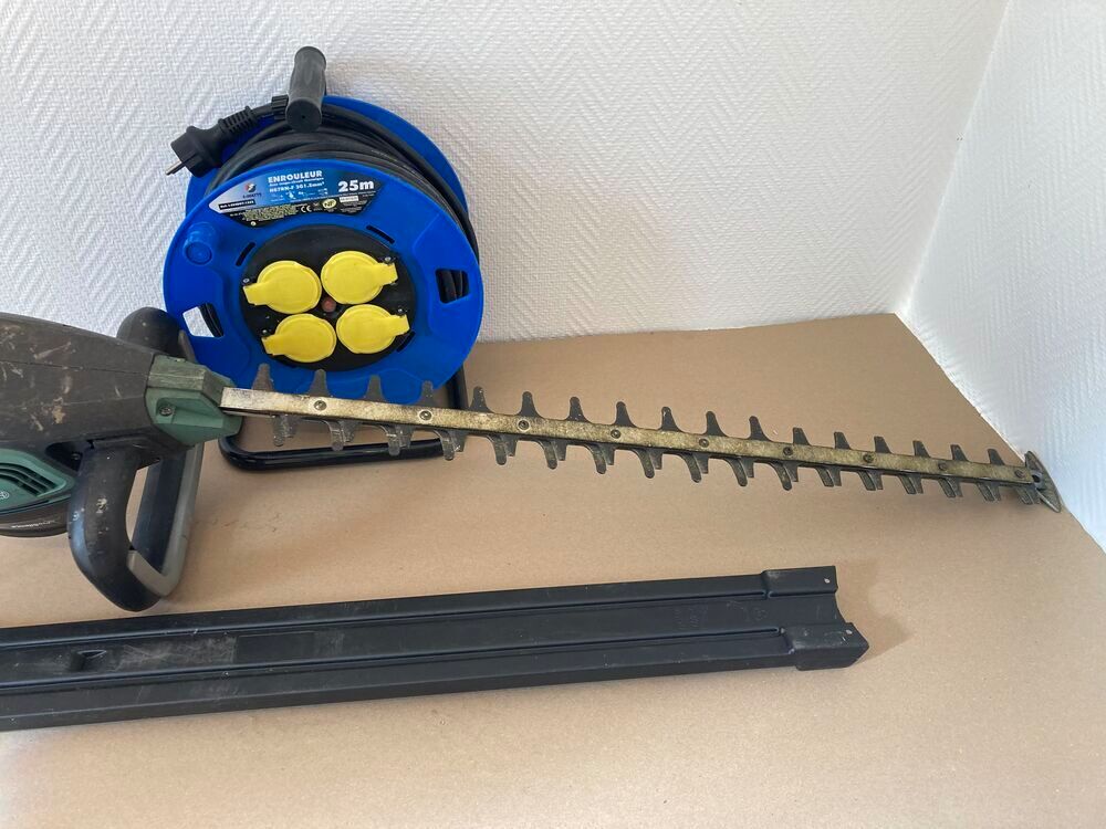 Taille haies Bosch et rallonge enrouleur. Jardin