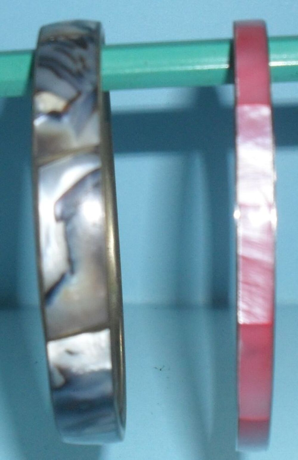 2 bracelets en nacre .
En excellent &eacute;tat. Bijoux et montres