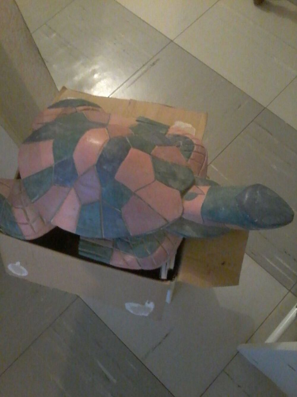 Grosse tortue en bois color&eacute; Décoration
