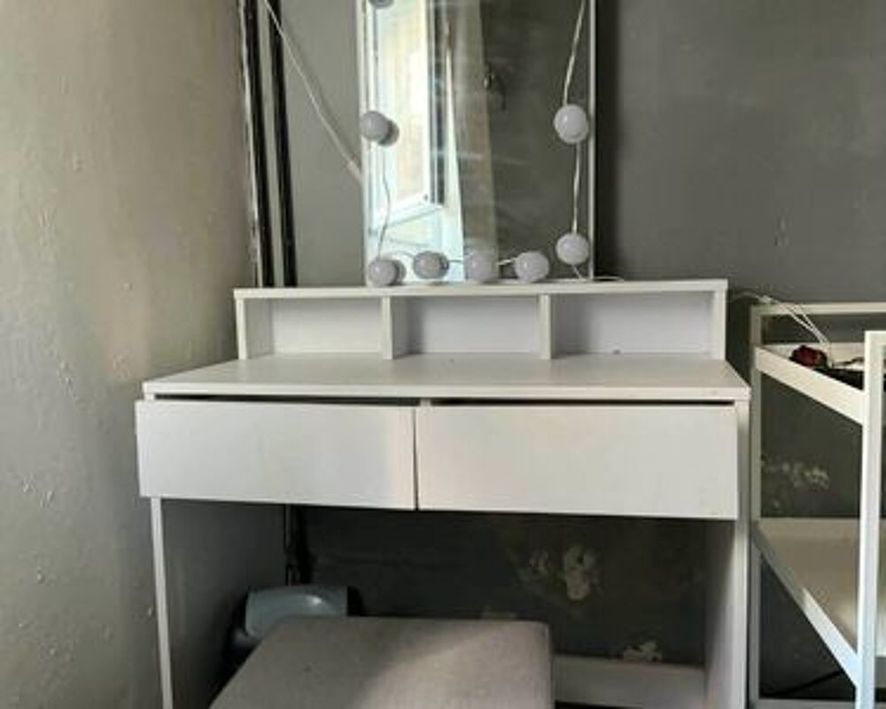 ce meuble IKEA coiffeuse et coffre de rangement Meubles