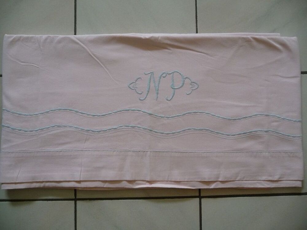Drap ancien rose brod&eacute; gris monogramme NP et double vagues Décoration
