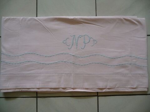 Drap ancien rose brodé gris monogramme NP et double vagues 55 Celles-sur-Belle (79)