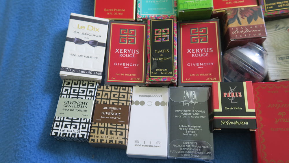 Lot de 25 miniatures de parfum avec boite 