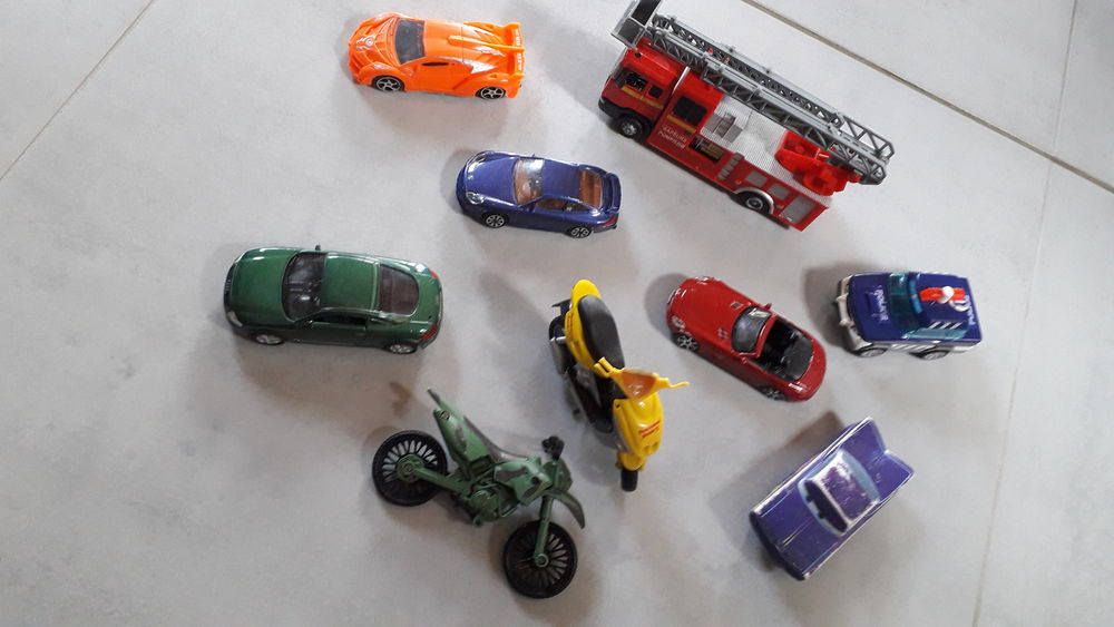 Lot de 9 v&eacute;hicules Jeux / jouets