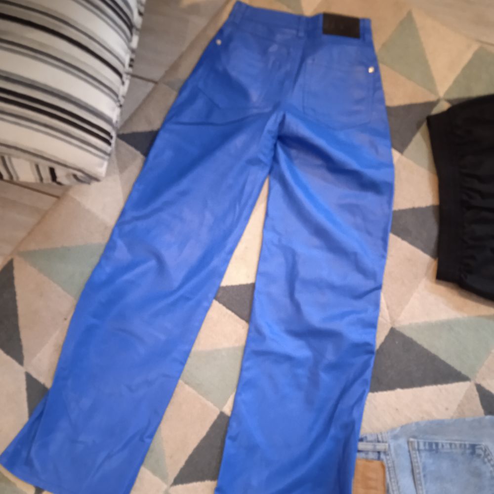 Pantalon simili bleu taille XS longueur de jambes 102 cms Vêtements