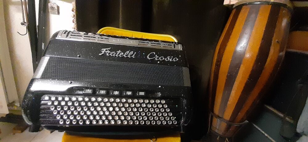 accordeon Fratelli Crosio beltuna n 9 120bass 5rgs adroite 5 Rangs double bo&icirc;te de resonance6possoirsde registre boutons go?"t&eacute; deau Instruments de musique