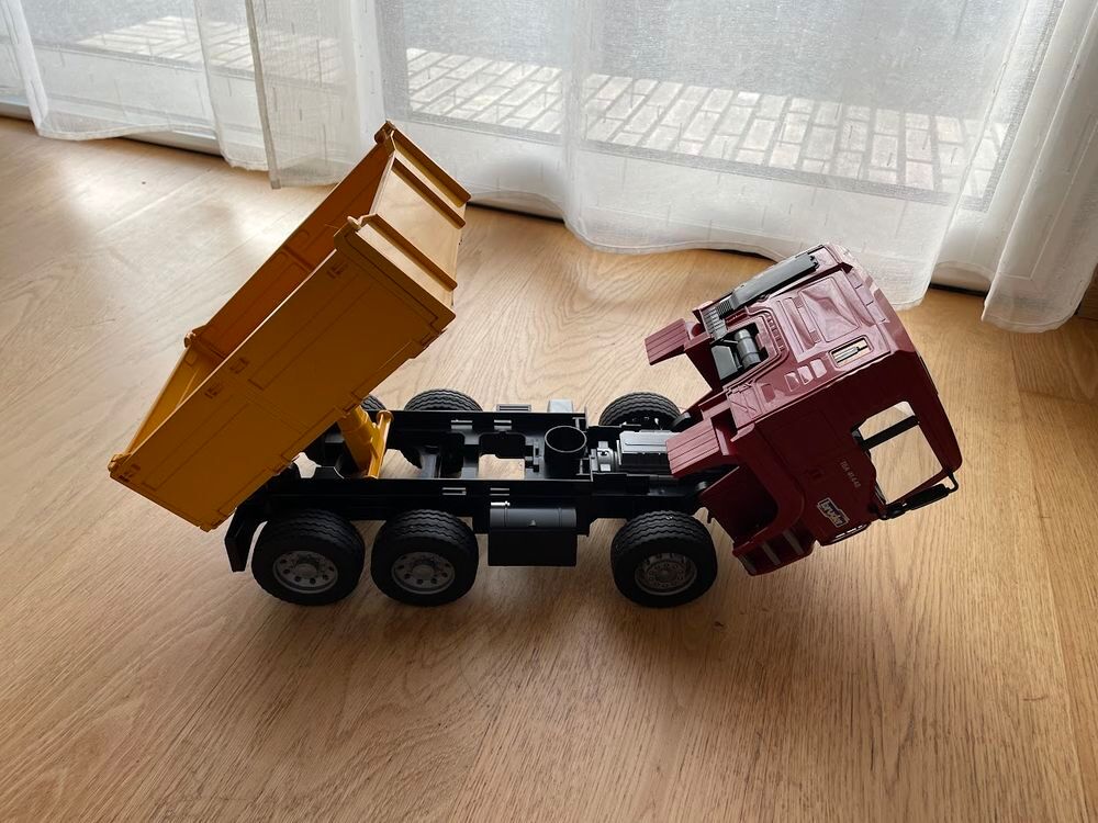Camion benne Bruder sur porteur MAN 
Jeux / jouets