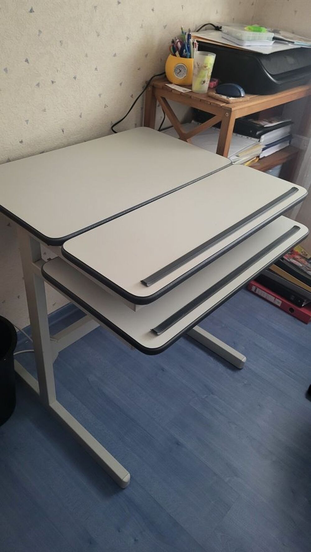 bureau avec tablette coulissante.
bon etat Meubles