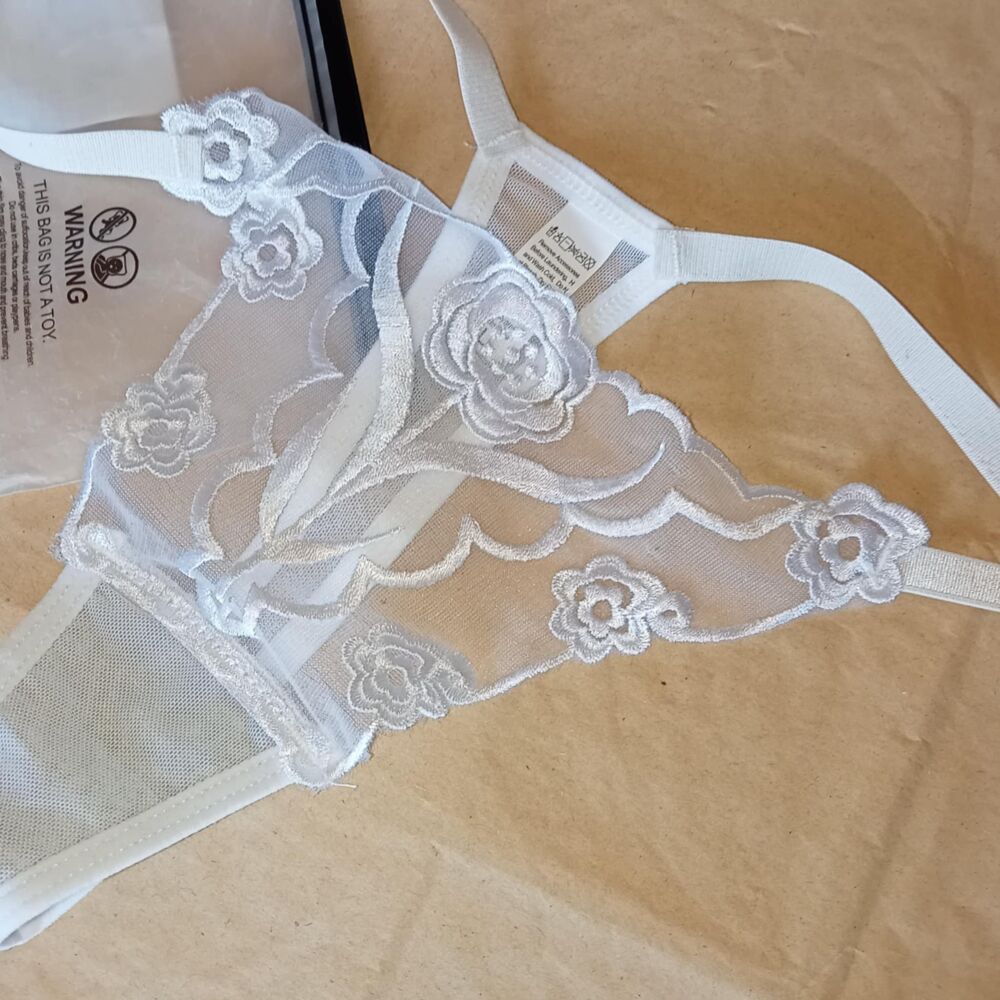 String femme dentelle en noir ou blanc TL Vtements