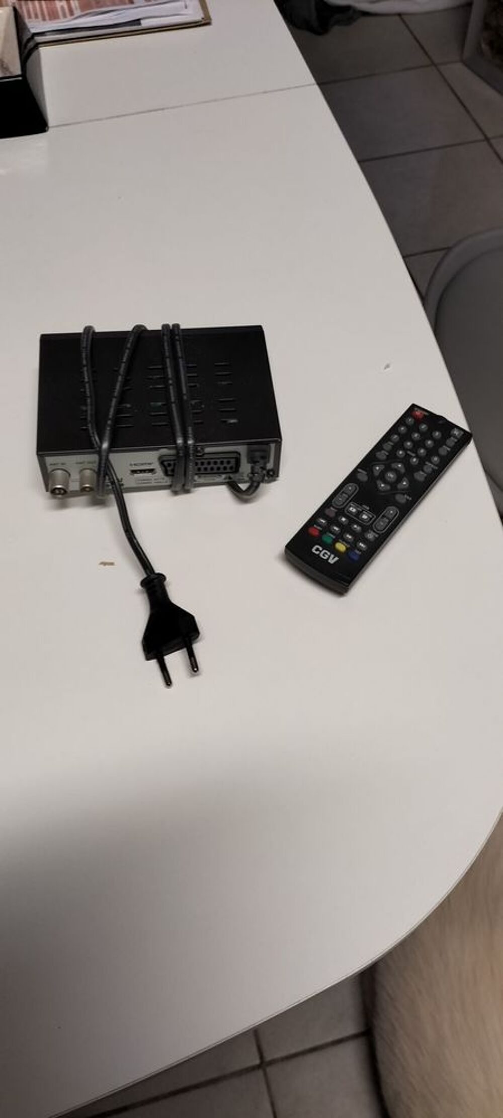 D&eacute;codeur TNT HD CGV Etimo STL avec t&eacute;l&eacute;commande Photos/Video/TV