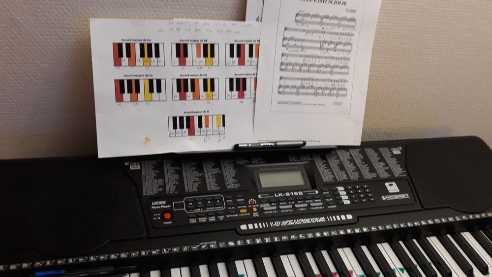SYTHETISEUR TRES BON ETAT Instruments de musique