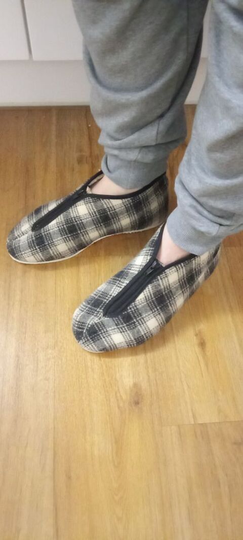 Chaussons pantoufles  homme 12 Paris 19 (75)