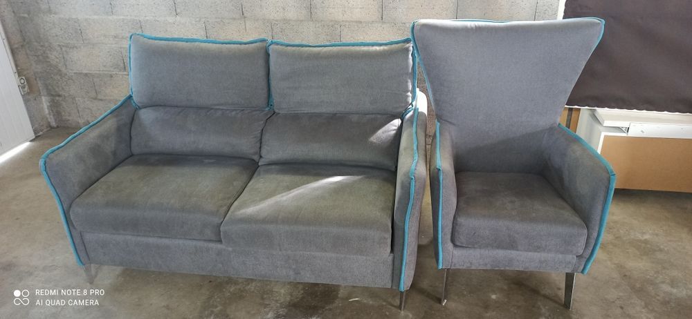 canap&eacute; et fauteuil de qualit&eacute; en tissu gris anthracite et bleu. Etat neuf Meubles