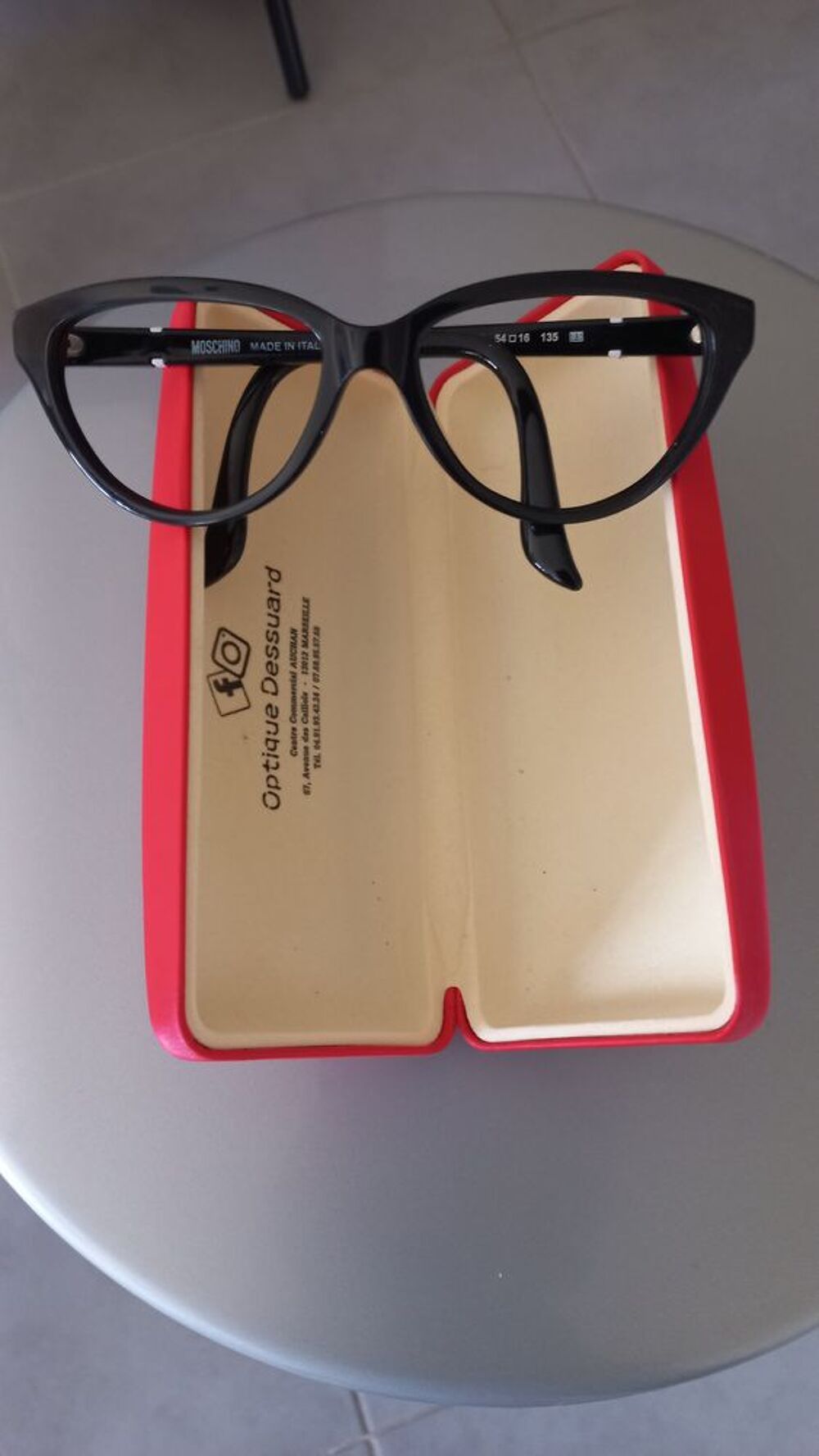 Superbe monture de lunette
Noire
Marque Moschino Bijoux et montres