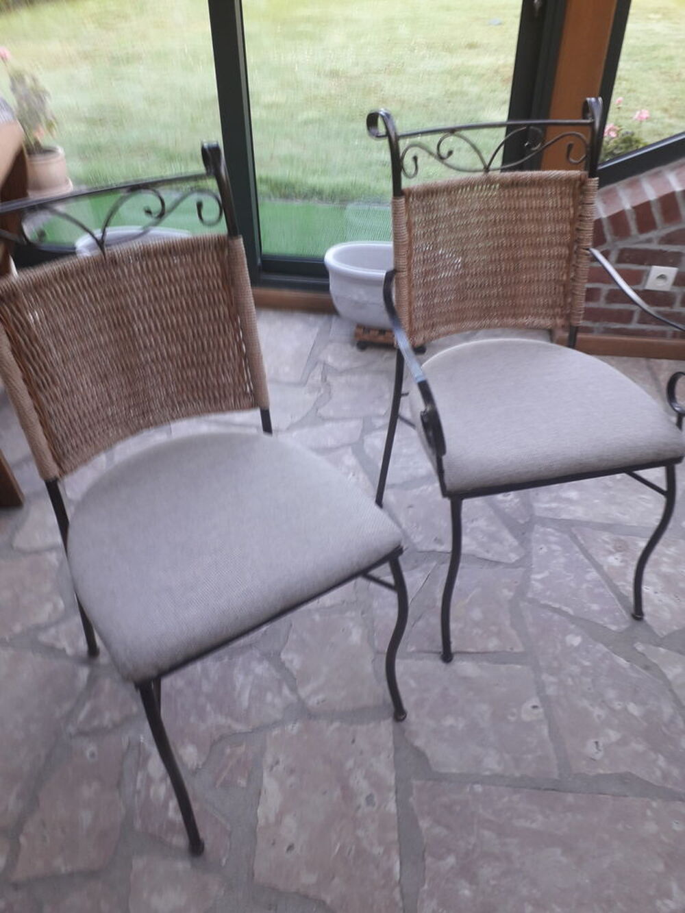 Table salle &agrave; manger plateau verre fum&eacute; 4 chaises 2 fauteuil Meubles