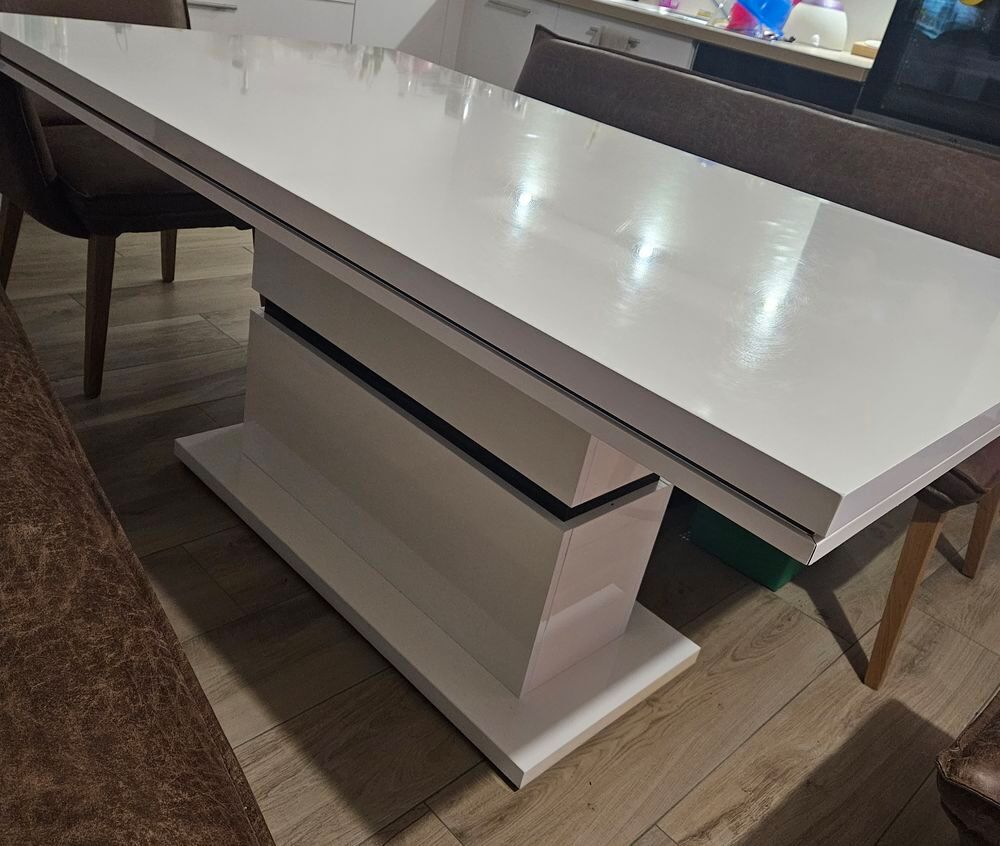 Table design blanche laqu&eacute;e 6-8 pers pied central Meubles