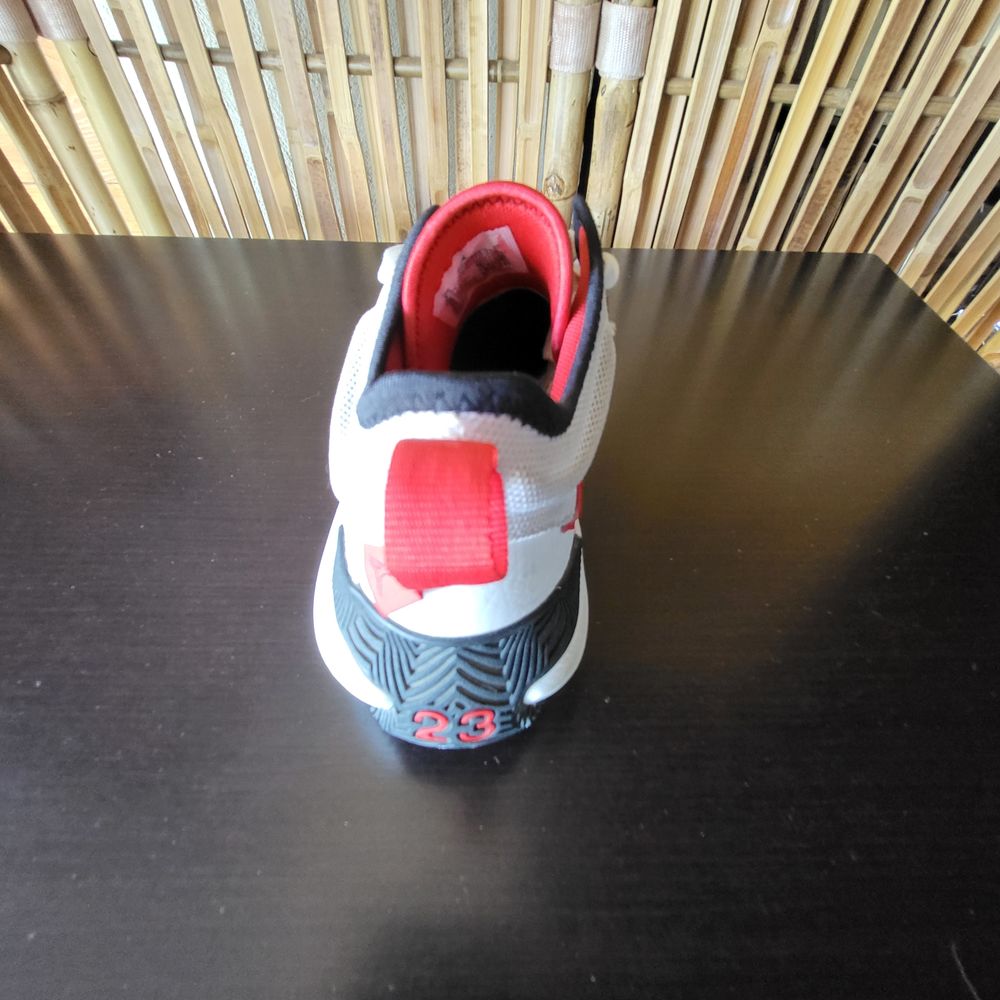 Baskets Nike Jordan Stay Loyal 2 T.39 blanches Tr&egrave;s bon &eacute;tat Chaussures