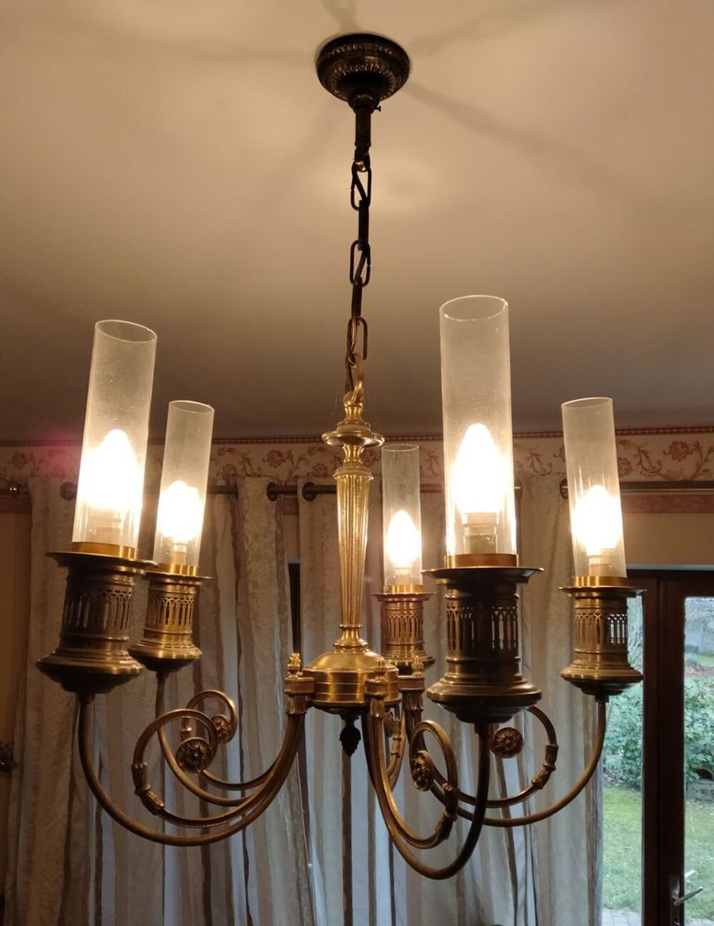 Lustre en laiton. Décoration