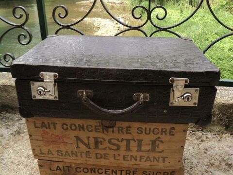 Ancienne Valise Noire Revêtement Style Peau de Crocodile.  
40 Loches (37)