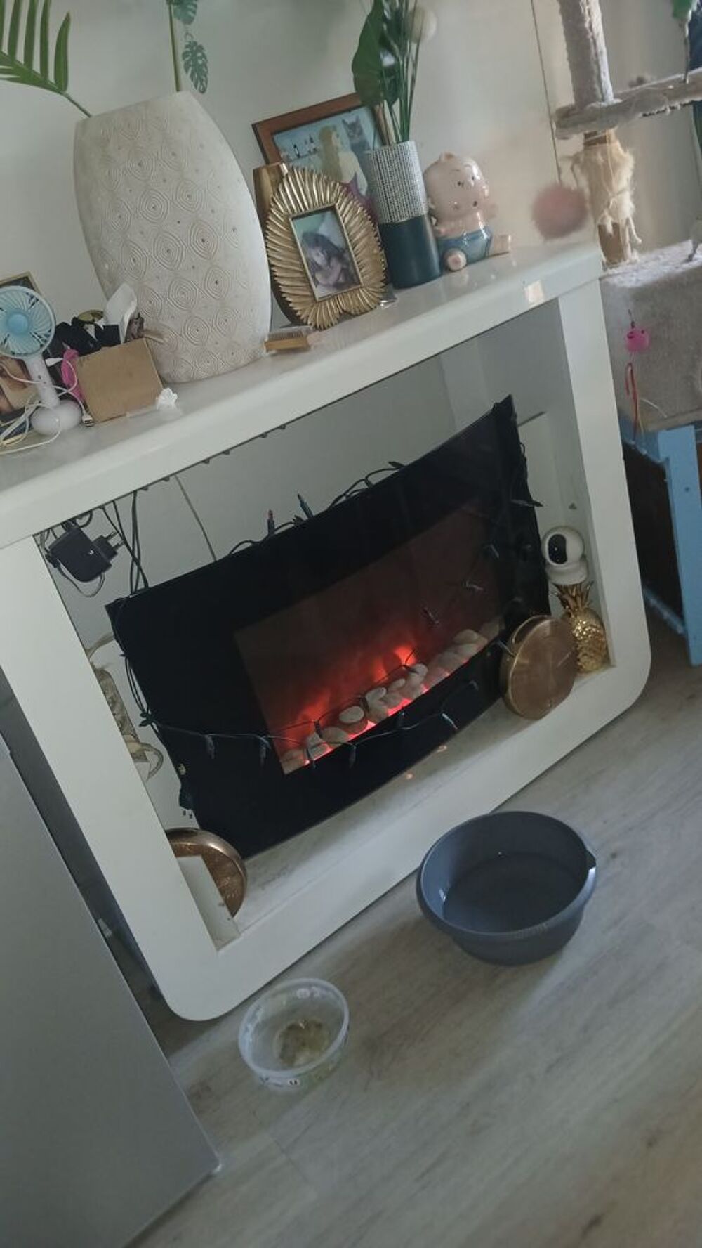 Meuble bar blanc laqu&eacute; avec fausse chemin&eacute;e int&eacute;gr&eacute;e Meubles