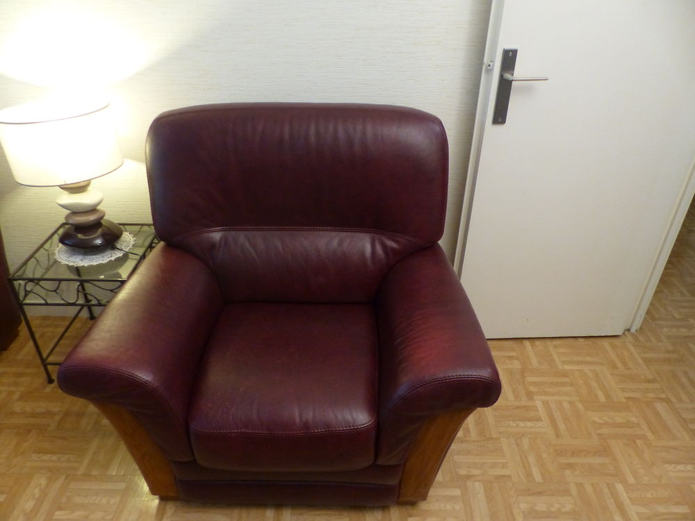 canap&eacute; convertible cuir et fauteuil
Meubles