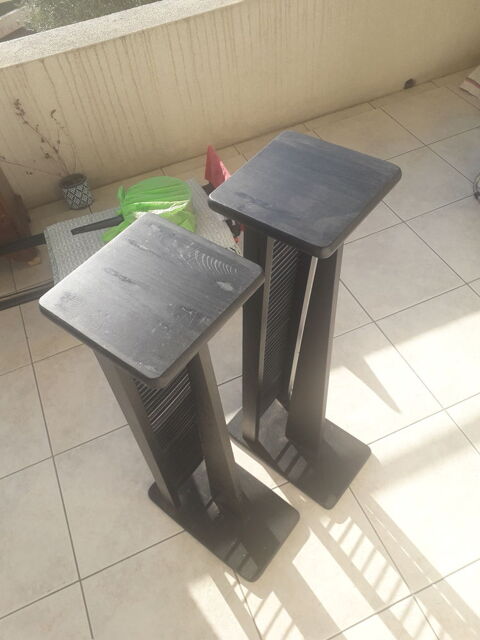 2 colonnes range-cd qui supportent haut-parleurs 10 Juan Les Pins (06)