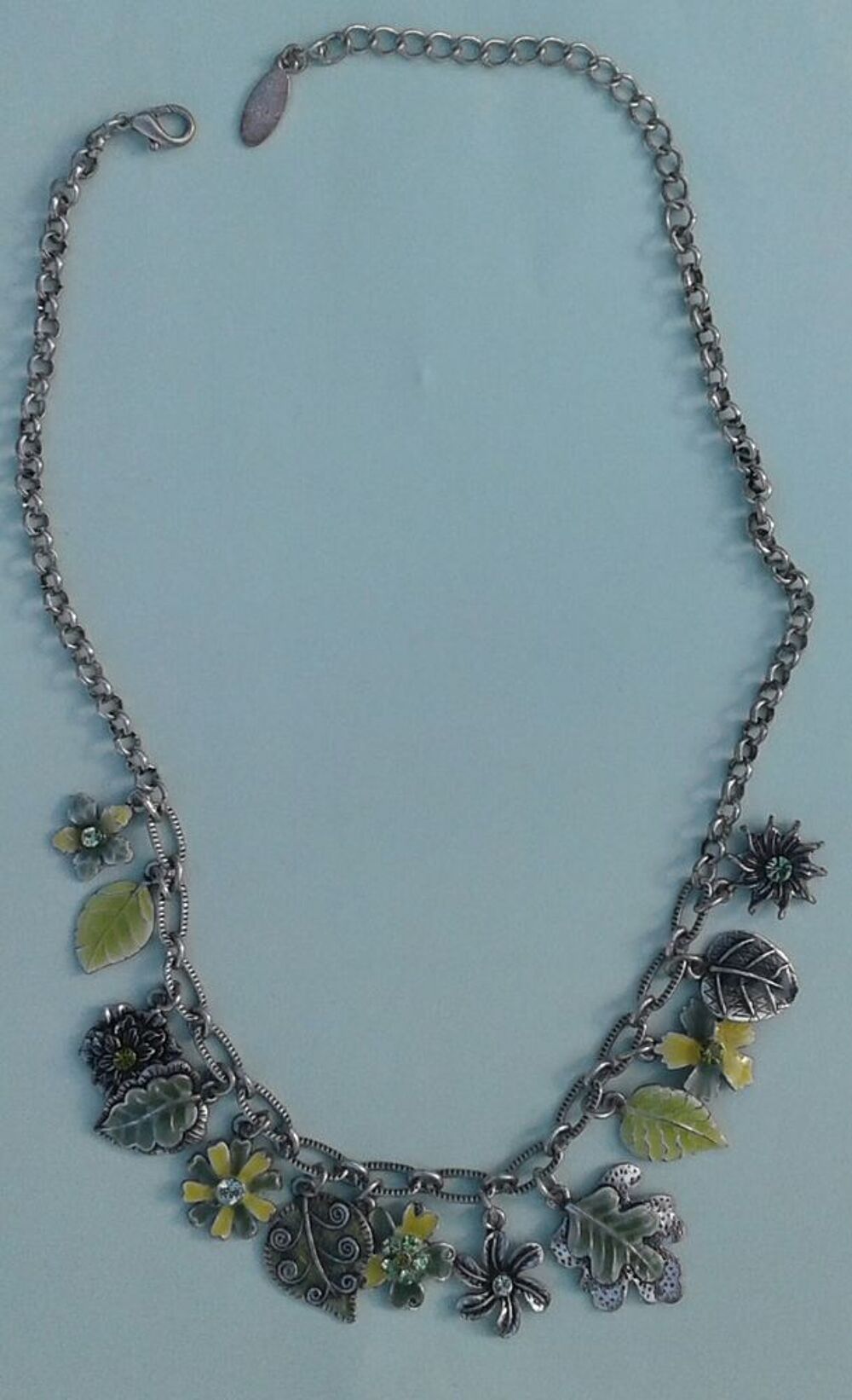 Collier feuilles 5 euros Bijoux et montres