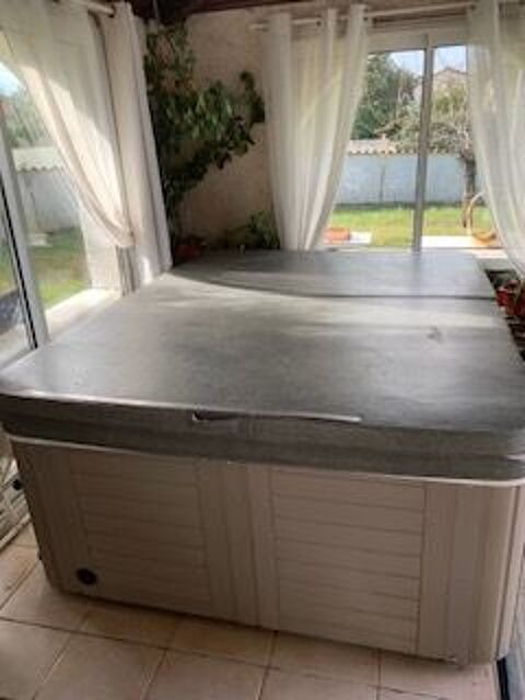 Jacuzzi 3 places 1800 Saint-Genis-Bellevue (31)