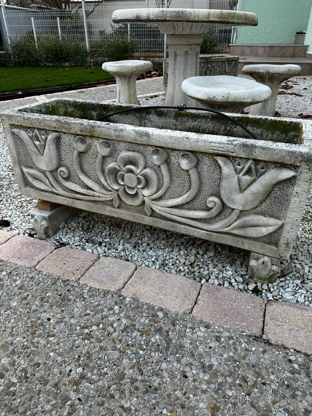 Ensemble table, bacs, assise en pierre. Décoration