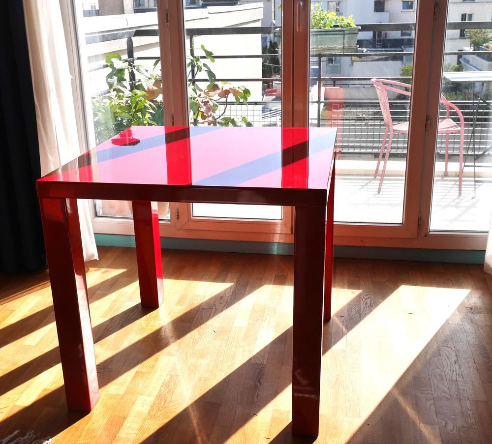 Table carr&eacute;e design laqu&eacute;e rouge. 80x80x76. Etat parfait. Meubles