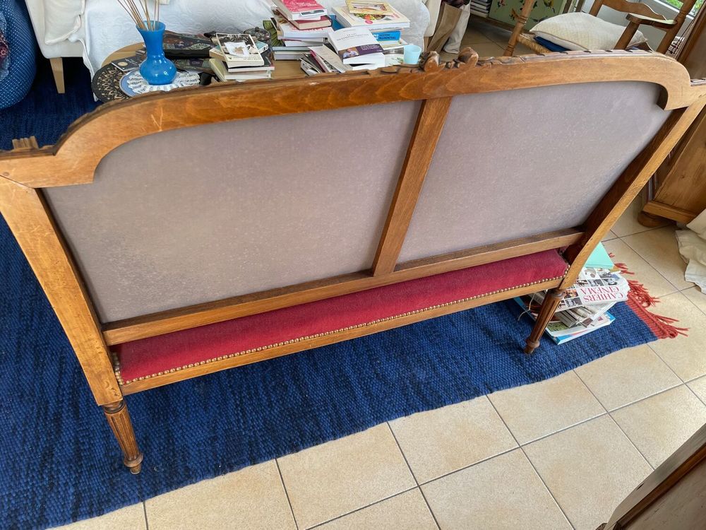 Banquette Louis XV en bois et en velours rouge Meubles