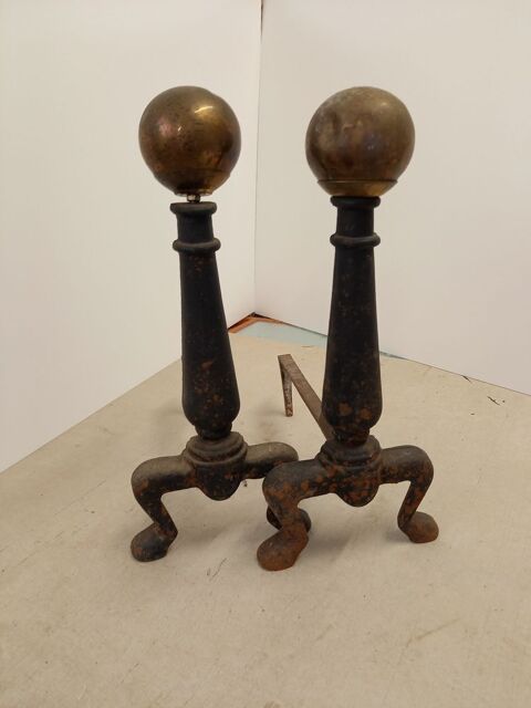 Paire de chenets en acier et boule en laiton 19 ime 35 Saumur (49)
