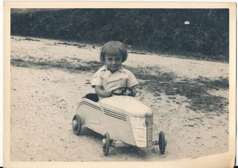 Photographie Ancienne Enfant avec voiture � P�dales / Jouet 11 Loches (37)