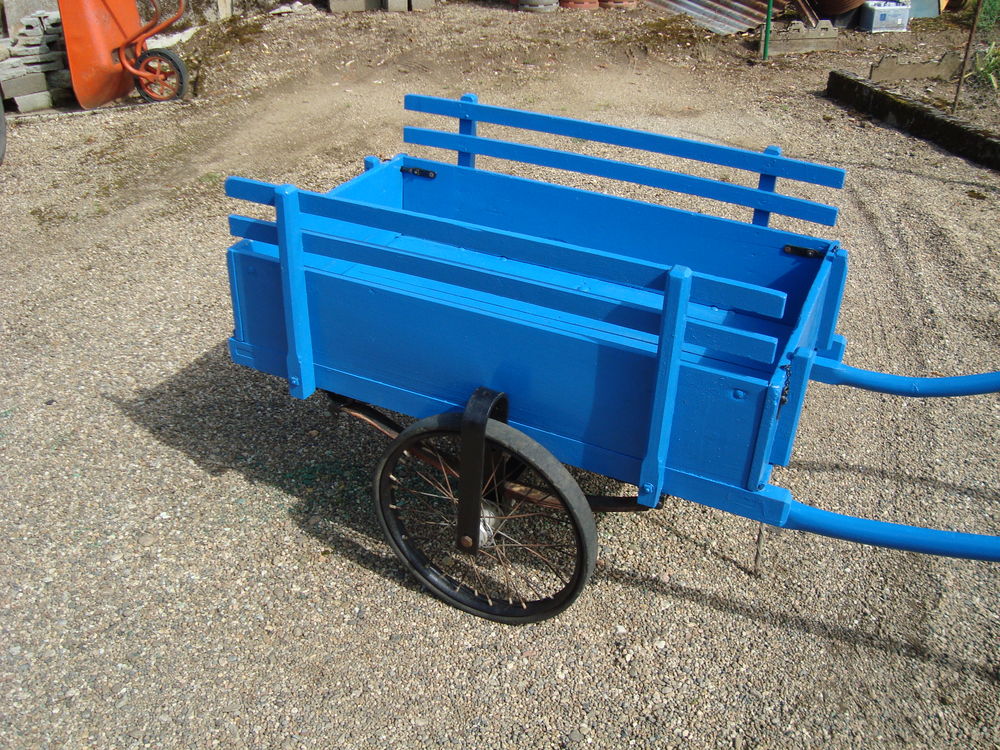 CARRIOLE A BRAS POUR DECO OU AUTRE 
