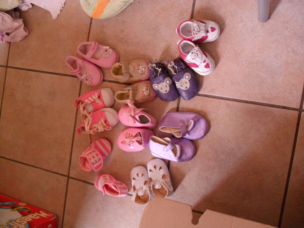 Petites chaussures BB fille Puriculture